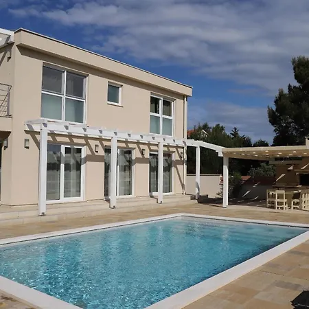 Ferienhaus In Mit Beheiztem Whirlpool Holiday home Liznjan